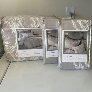 Full/Queen Peri Home Duvet Cover and 2 Sham covers